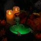 Dekoracje na Halloween do wnętrz – kocioł czarownicy z magicznymi pływającymi butelkami eliksiru i wytwornicą mgły