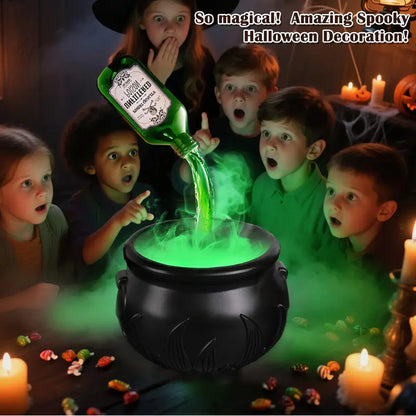 Dekoracje na Halloween do wnętrz – kocioł czarownicy z magicznymi pływającymi butelkami eliksiru i wytwornicą mgły