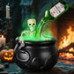 Dekoracje na Halloween do wnętrz – kocioł czarownicy z magicznymi pływającymi butelkami eliksiru i wytwornicą mgły