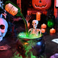Dekoracje na Halloween do wnętrz – kocioł czarownicy z magicznymi pływającymi butelkami eliksiru i wytwornicą mgły