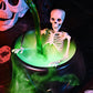 Dekoracje na Halloween do wnętrz – kocioł czarownicy z magicznymi pływającymi butelkami eliksiru i wytwornicą mgły