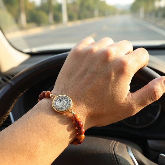 Unisexowa regulowana bransoletka z drewnianych koralików św. Benedykta